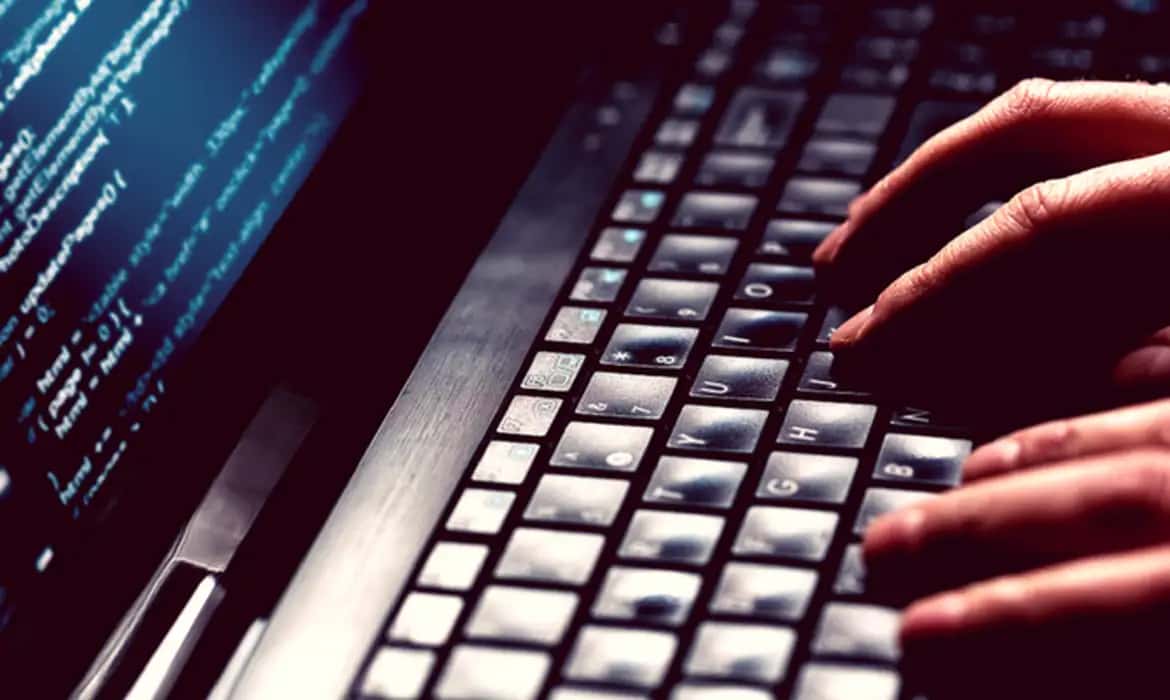 Falsos anúncios sobre Desenrola Brasil enganam usuários nas redes