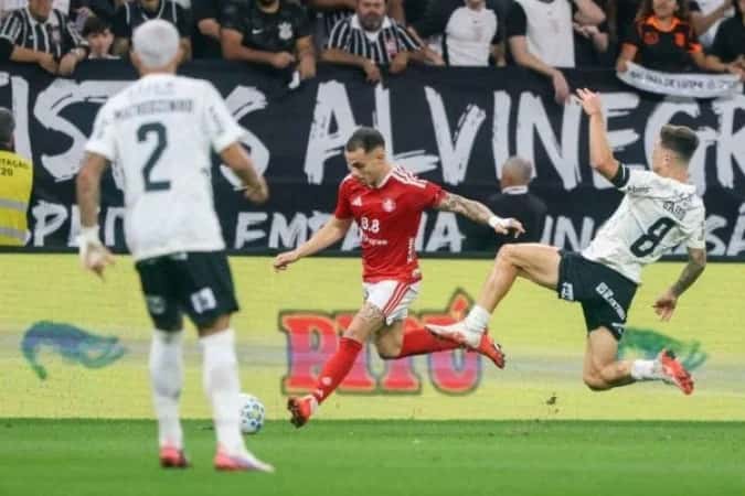 Diniz culpa arbitragem por eliminação do Corinthians na Copa do Brasil