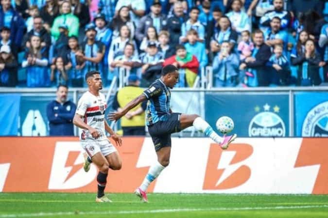 Grêmio vira sobre o São Paulo e sai do Z4 do Campeonato Brasileiro