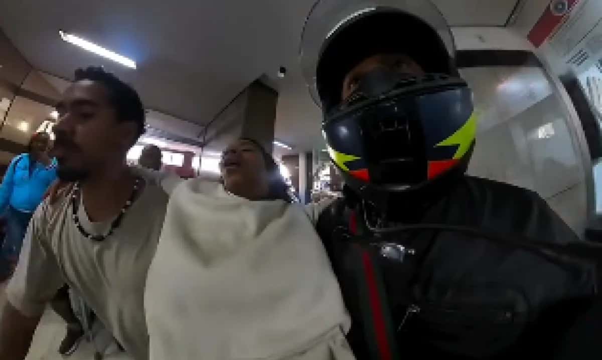 Vídeo: motoboys ‘abrem’ trânsito de BH para mulher com suspeita de infarto