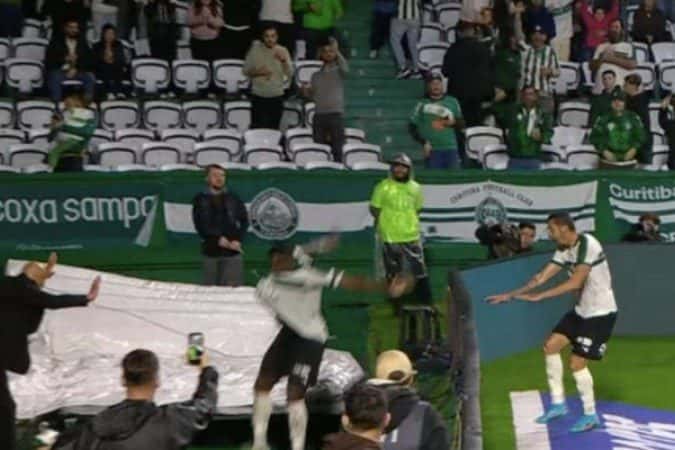 Jacy faz gol para o Coxa, cai em buraco e ainda tem o lance anulado pelo VAR