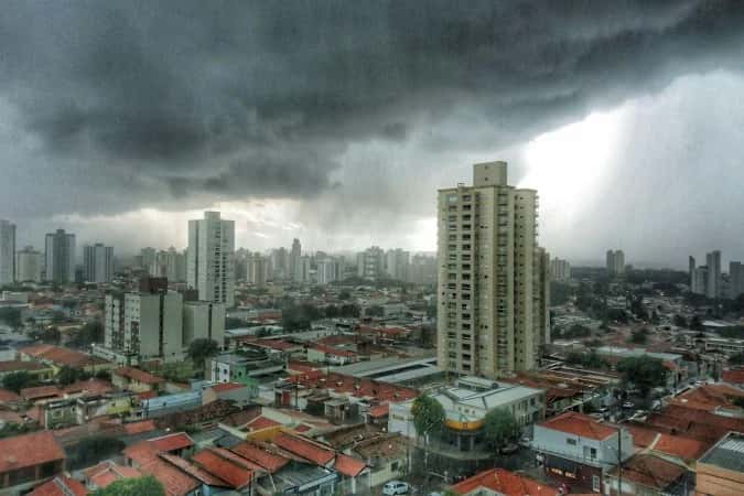 Previsão do tempo: El Niño provoca clima de extremos no Brasil em agosto, com calor atípico e ciclone a caminho