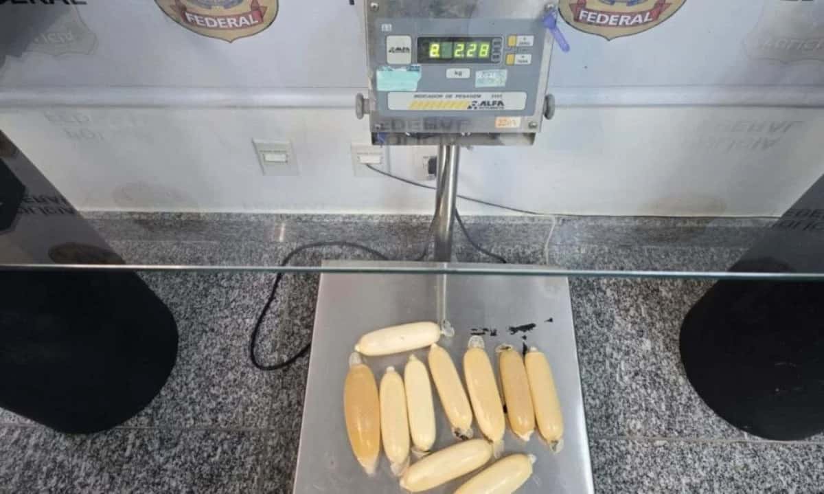 Cocaína líquida escondida em sutiã leva mulher à prisão em aeroporto