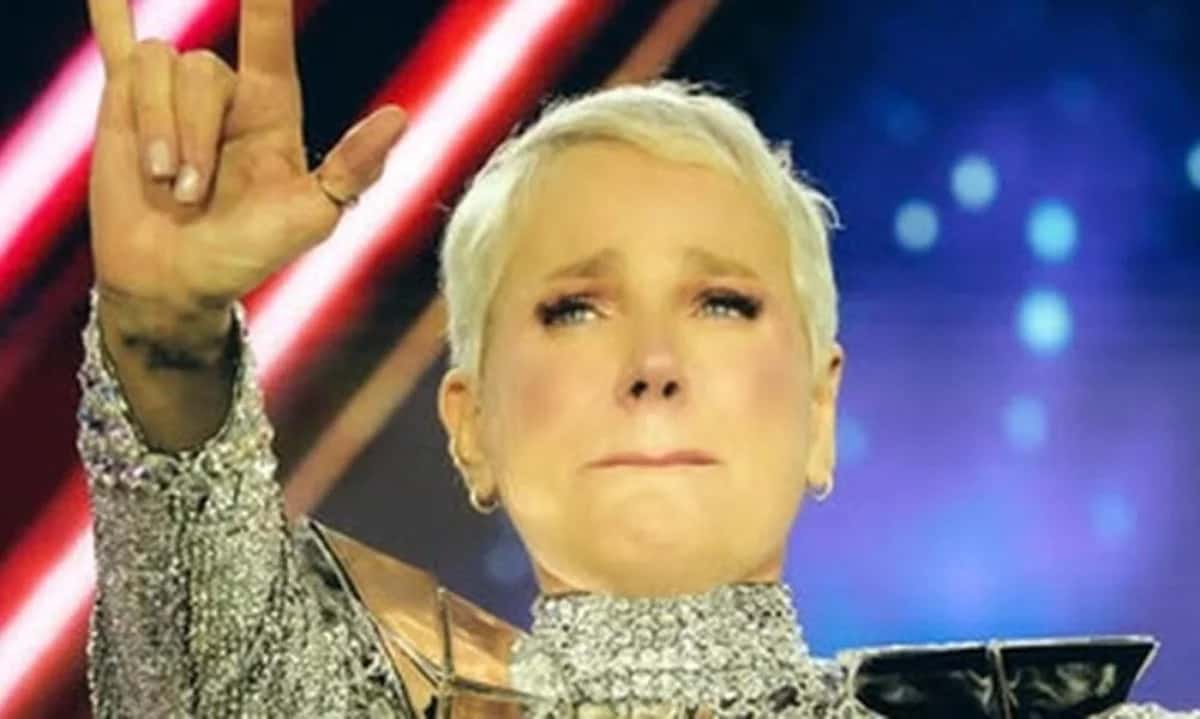 Xuxa revela exaustão com ataques no país e desabafa sobre ir embora: “esgoto”
