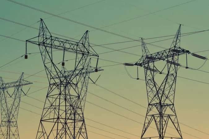 Conta de luz no Brasil pesa mais no bolso do que em 77 países