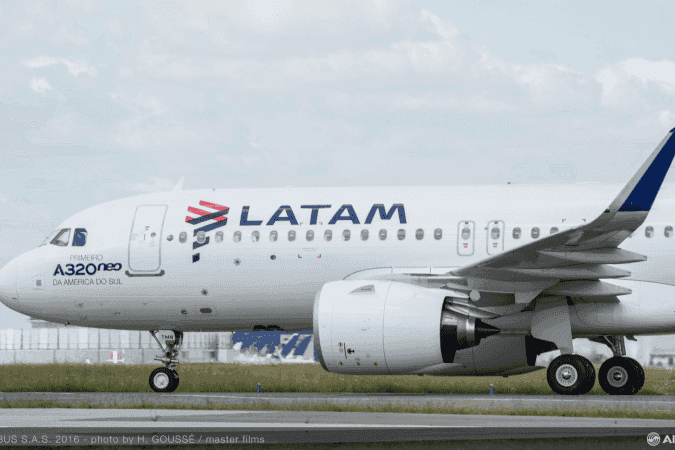Voo atrasa após passageiro retirar bagagem e se negar a sair de avião