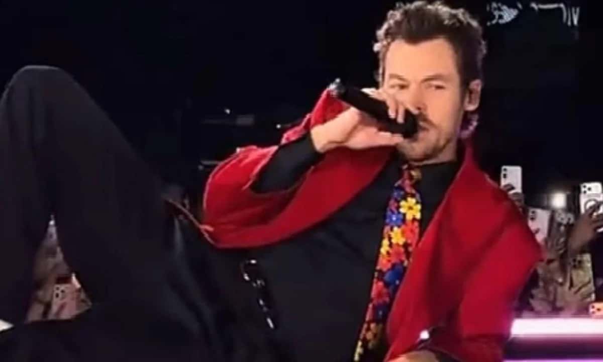 Harry Styles escorrega em palco molhado e transforma tombo em piada