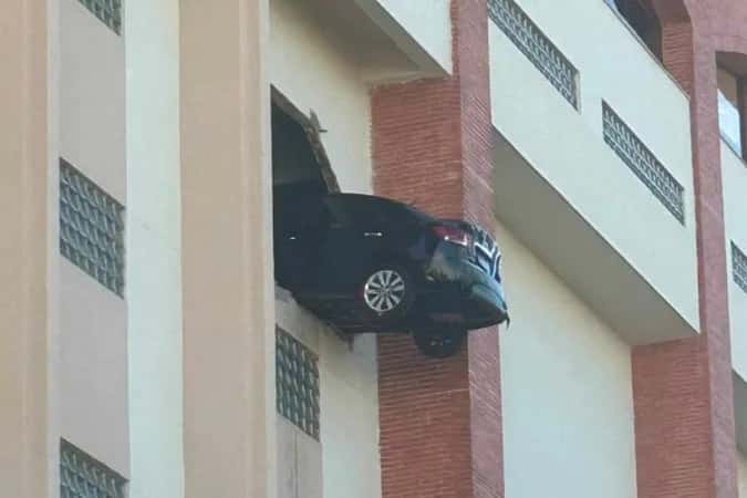 Carro fica pendurado a 20 metros após motorista sofrer mal súbito