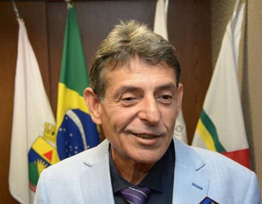 Juiz flagrado fumando e bebendo em julgamento ataca Alexandre de Moraes