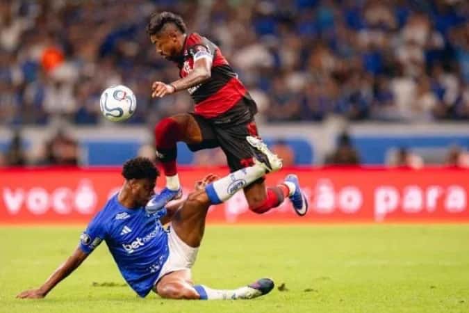 Bruno Henrique, do Flamengo, revela inchaço após sofrer entrada dura