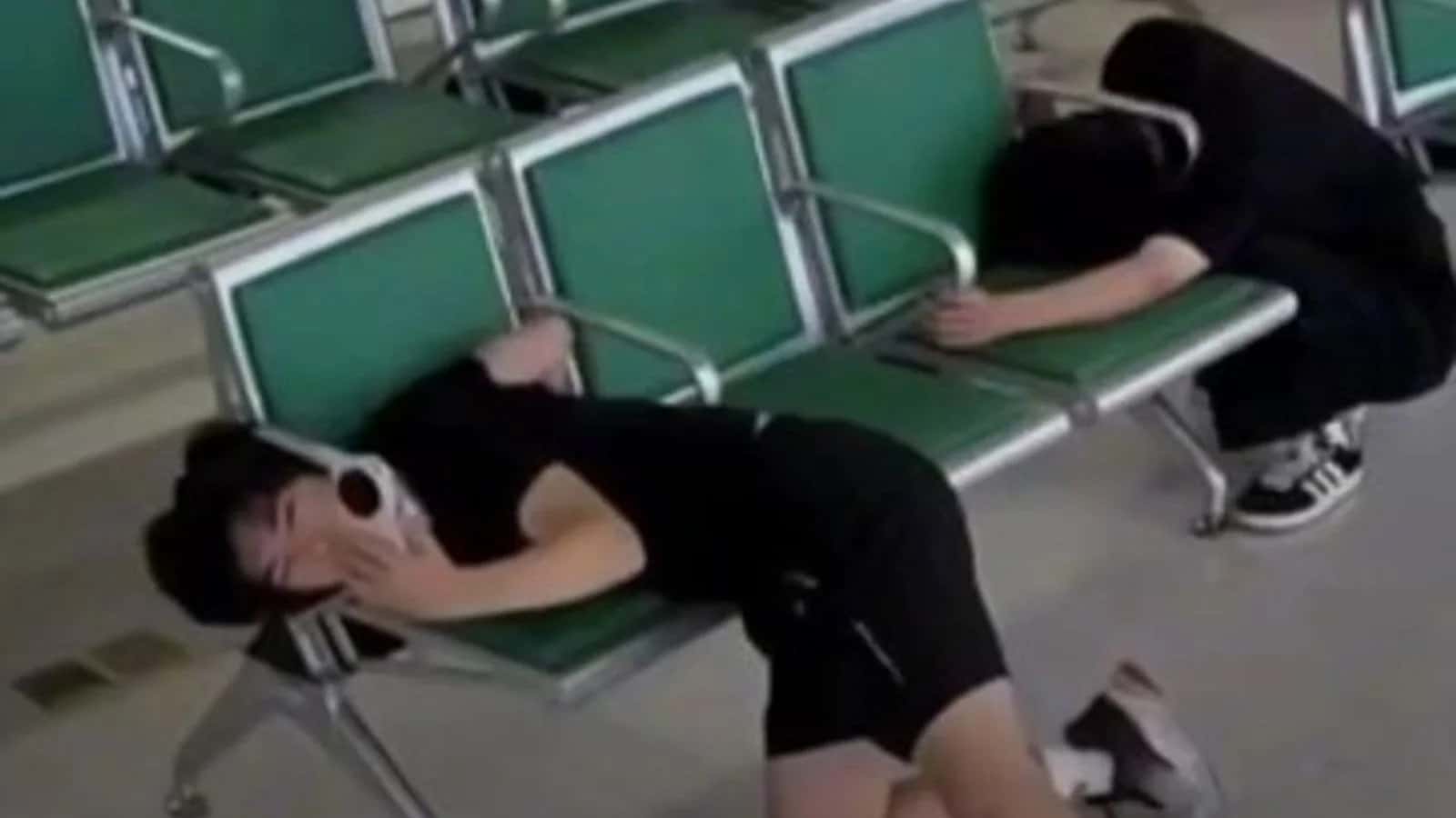 Homem prende a cabeça em cadeira de hospital; amigo tenta ajudar e fica preso