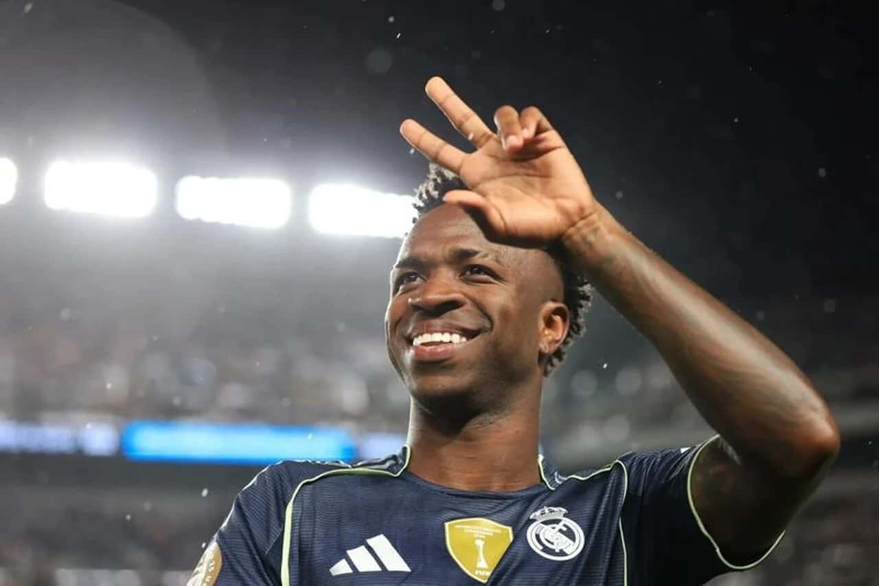 Vini Jr celebra renovação com Real Madrid: “Mais seis anos e para sempre”